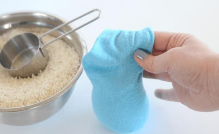 Φτιάξτε ένα πασχαλινό λαγουδάκι από μπλε κάλτσες ρυζιού