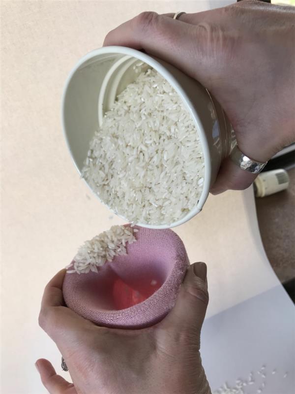 Φτιάξτε ένα πασχαλινό λαγουδάκι από κάλτσες με ρύζι