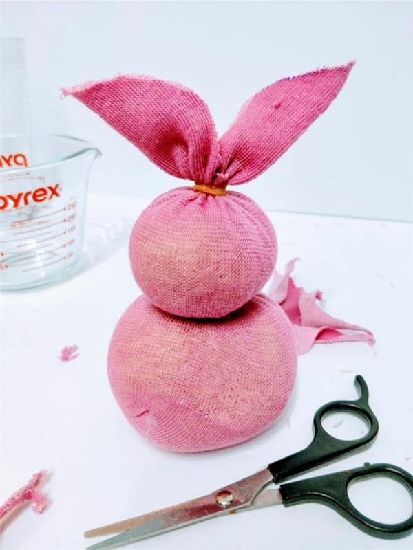 Φτιάξτε ένα πασχαλινό λαγουδάκι από ροζ κάλτσες χασί