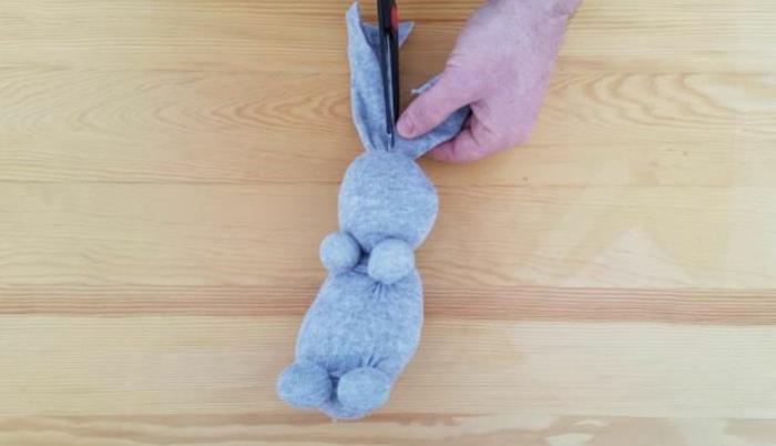 Φτιάξτε ένα λαγουδάκι του Πάσχα κομμένο από κάλτσες