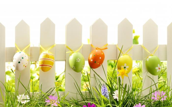 Πασχαλινές διακοσμήσεις διακοσμούν την εξωτερική περιοχή χρωματιστά Πασχαλινά αυγά διακοσμούν το φράχτη του κήπου