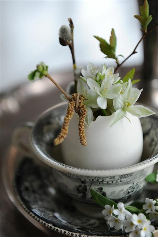 Πασχαλινές διακοσμήσεις αποκόπτουν τα λουλούδια του κελύφους των αυγών