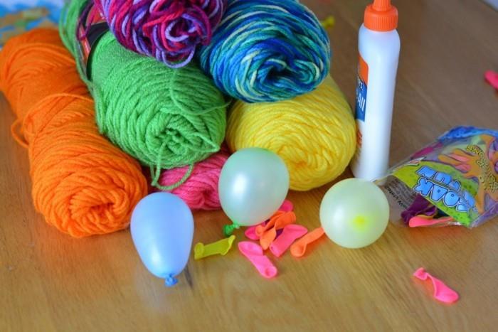 φτιάξτε πασχαλινές διακοσμήσεις με μάλλινα νήματα πολύχρωμα πασχαλινά αυγά μπαλόνια