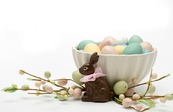 Πασχαλινές διακοσμήσεις πασχαλινό λαγουδάκι από σοκολατένια αυγά Πάσχας