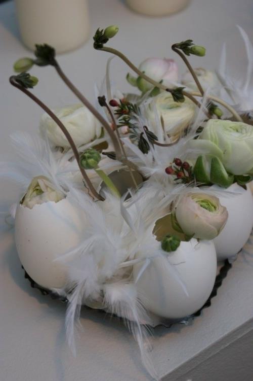 Πασχαλινές διακοσμήσεις μπερδεμένα λευκά φτερά κελύφη αυγών
