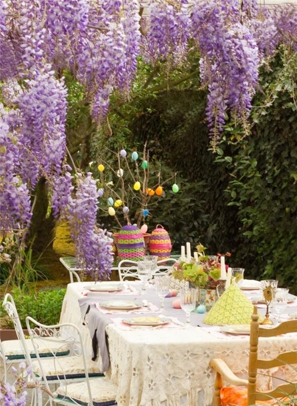 Πασχαλινή διακόσμηση έξω από τον κήπο τραπέζι κήπου με χρωματιστές ιδέες ντεκό