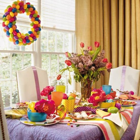πασχαλινές ιδέες διακόσμησης πολύχρωμα αυγά Πάσχα στεφάνι διακοσμήσεις τραπέζι λουλούδια