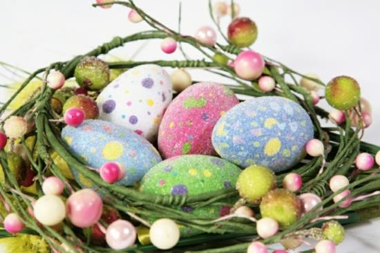 πασχαλινές ιδέες διακόσμησης πασχαλινά αυγά λουλούδια γρασίδι πολύχρωμα παστέλ χρώματα