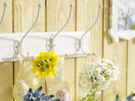 πασχαλινές ιδέες διακόσμησης πασχαλινά αυγά ανοιξιάτικα λουλούδια σκαπάνη