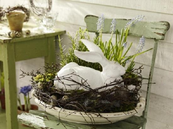 πασχαλινές ιδέες διακόσμησης πασχαλινά αυγά πράσινα ανοιξιάτικα λουλούδια στεφάνι πασχαλινό λαγουδάκι