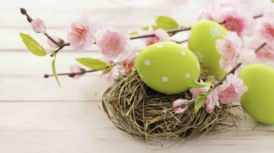 ιδέες πασχαλινής διακόσμησης πασχαλινά αυγά πράσινα ανοιξιάτικα λουλούδια