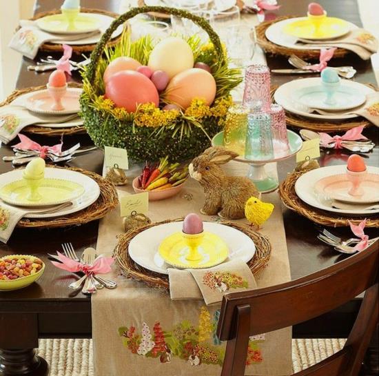 πασχαλινές ιδέες διακόσμησης πασχαλινά αυγά τραπέζι διακόσμηση καλάθι λουλούδια εορταστικά