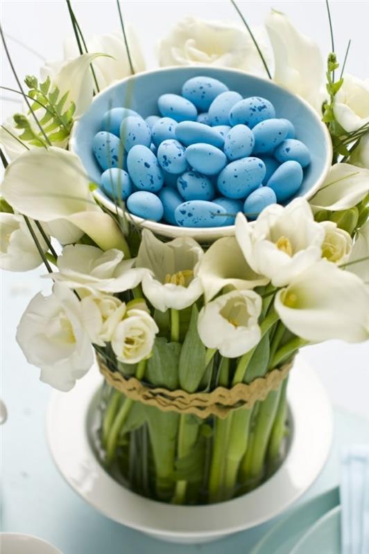 Πασχαλινές διακοσμήσεις λουλούδια τακτοποιούν τα αυγά