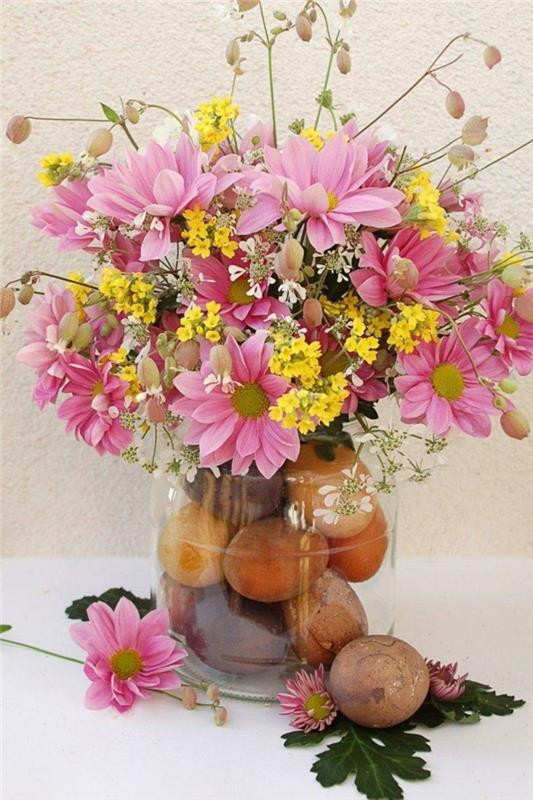 Πασχαλινές διακοσμήσεις λουλούδια αυγά λουλούδια οργανώνουν γυάλινο βάζο