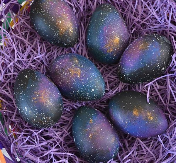 Πασχαλινό σχέδιο διακόσμησης που χρωματίζει πασχαλινά αυγά