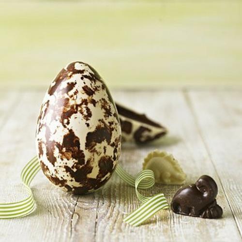 Πασχαλινά αυγά από βαμμένη μαύρη σοκολάτα