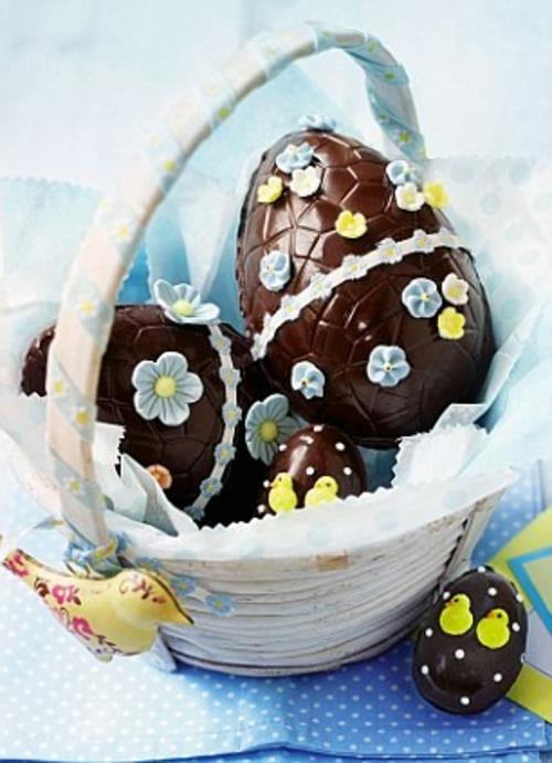 Πασχαλινά αυγά από μικρά λουλούδια ζάχαρης σοκολάτας