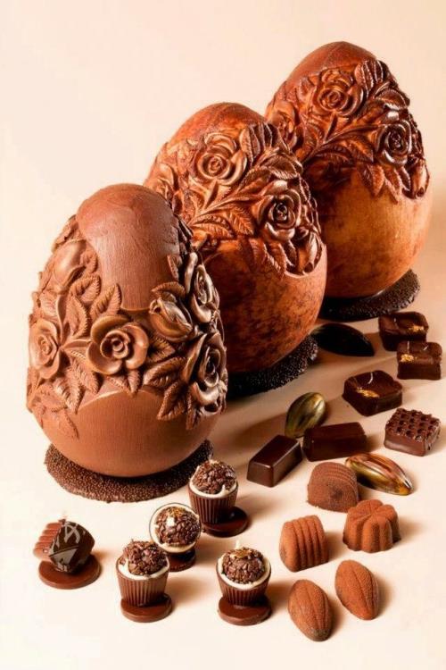 Πασχαλινά αυγά, σκαλισμένα από σοκολάτα