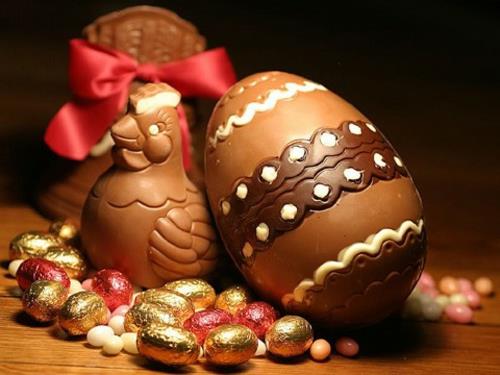 Πασχαλινά αυγά από σοκολάτα εκλεκτά κοσμήματα σοκολάτα κότα