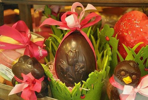 Πασχαλινά αυγά από καλαθάκια από τσόχα σοκολάτας πράσινοι βάτραχοι σοκολάτας