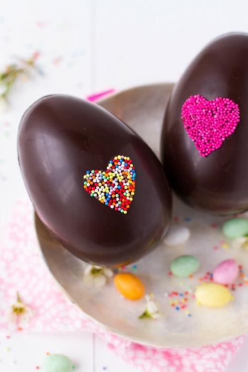 Πασχαλινά αυγά από σοκολάτα μικρές καρδιές πολύχρωμα ψεκασμούς