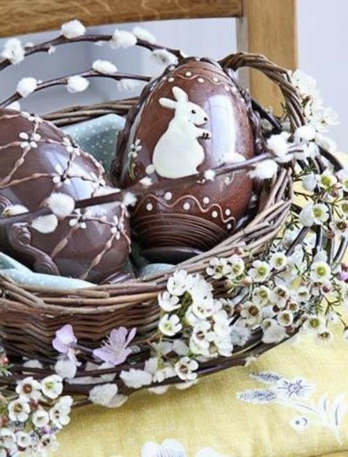 Πασχαλινά αυγά από κλαδιά ιτιάς σοκολάτας από ψάθινο καλάθι