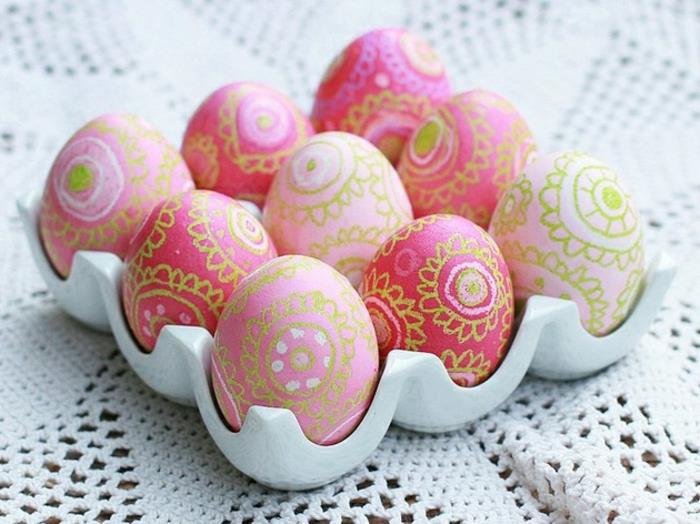 Πασχαλινά αυγά ζωγραφίζοντας χρώματα ακουαρέλας κερί παστέλ χρώματα