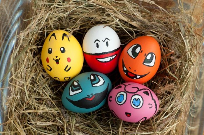 ζωγραφίζοντας πασχαλινά αυγά κάνοντας αστεία πρόσωπα με παιδιά