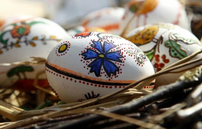 ζωγραφική Πασχαλινά αυγά ζωγραφίζοντας λουλούδια κλαδιά ιτιάς
