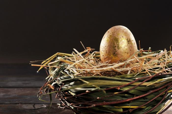 ζωγραφική Πασχαλινά αυγά που διακοσμούν φωλιά κλαδιά ιτιάς από φύλλα χρυσού