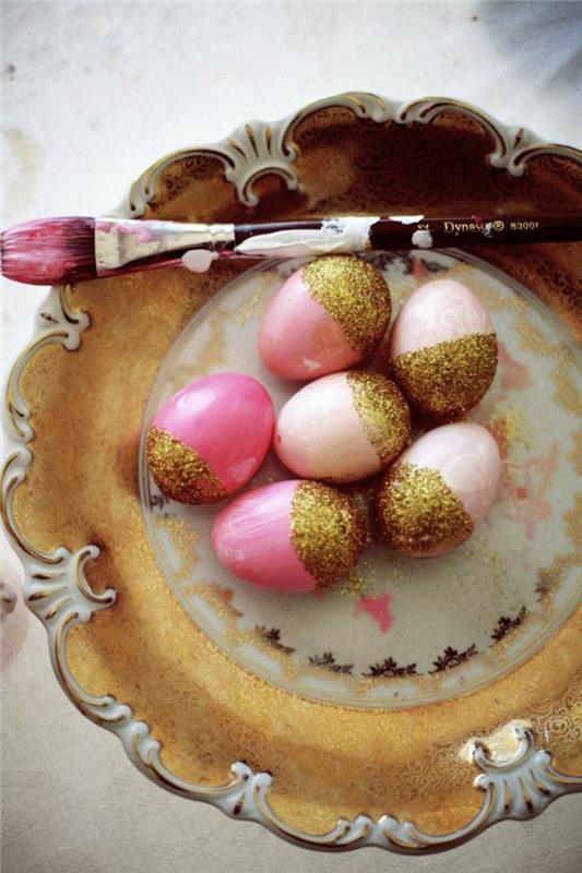 Πασχαλινά αυγά ζωγραφίζουν στερεά ροζ αυγά χρυσή λάμψη