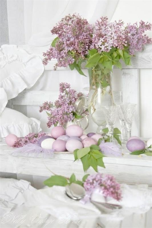 Τα πασχαλινά αυγά βάφουν τρυφερά ανοιξιάτικα λουλούδια σε παστέλ χρώματα
