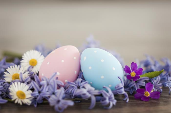 Πασχαλινά αυγά που ζωγραφίζουν παστέλ χρώματα ροζ μπλε παντονέ χρώματα ανοιξιάτικα λουλούδια