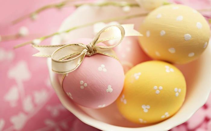 Πασχαλινά αυγά που ζωγραφίζουν παστέλ χρώματα ροζ κίτρινες άσπρες κουκίδες