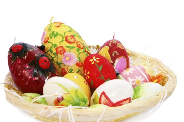 διακόσμηση πασχαλινών αυγών χειροτεχνίας με παιδιά που βάφουν αυγά λουλουδιών
