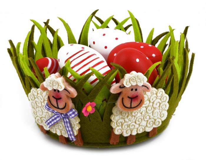 στολίζοντας πασχαλινά αυγά χειροτεχνίες με παιδιά τσόχα πρόβατα που χρωματίζουν το μπολ