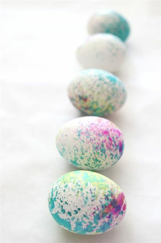 Τα πασχαλινά αυγά διακοσμούν τους λεκέδες με χρώμα νερού