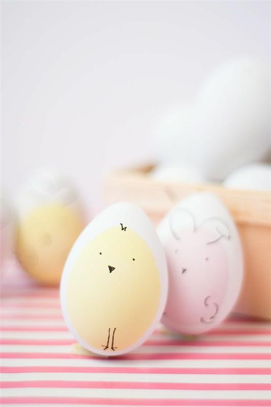 Πασχαλινά αυγά στολίζουν κίτρινο Πάσχα κοτόπουλο Πάσχα