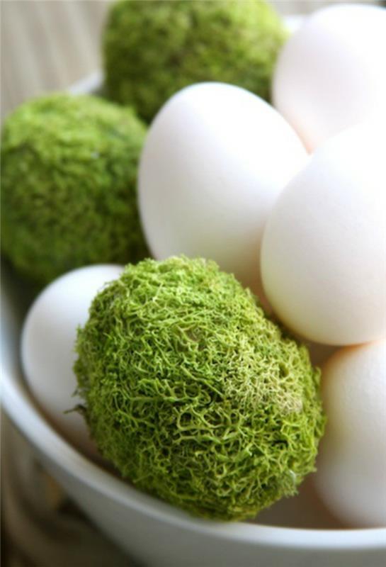 Πασχαλινά αυγά διακοσμούν άσπρα αυγά βρύα
