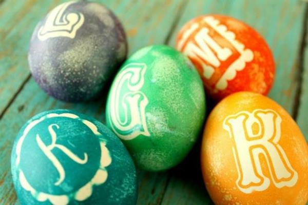 Πασχαλινά αυγά διακοσμούν γράμματα ονόματος αρχικό Πάσχα