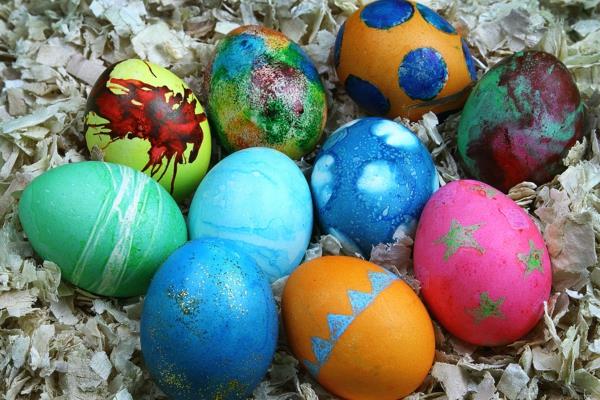 Πασχαλινά αυγά διακοσμούν όμορφα βαμμένα φρέσκα χρώματα