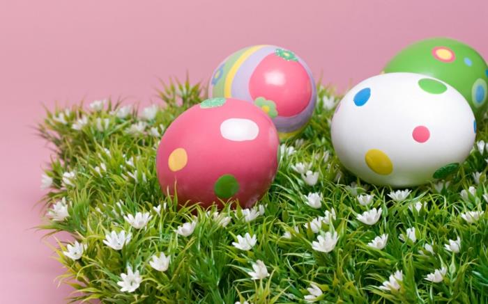 Πασχαλινά αυγά που χρωματίζουν τελείες με παιδικά διακοσμητικά του Πάσχα