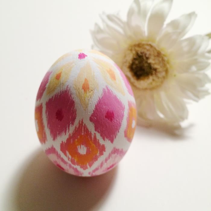 χρωματισμός πασχαλινών αυγών διακόσμησης ιδεών ζωγραφική αυγών καρό μοτίβο ροζ πορτοκαλί κίτρινο