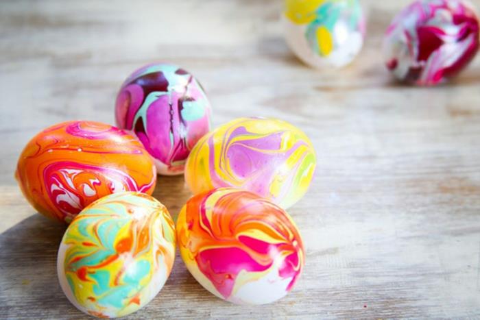 Πασχαλινά αυγά σχεδιάζουν πολύχρωμα χρώματα τεχνολογία βερνικιού νυχιών
