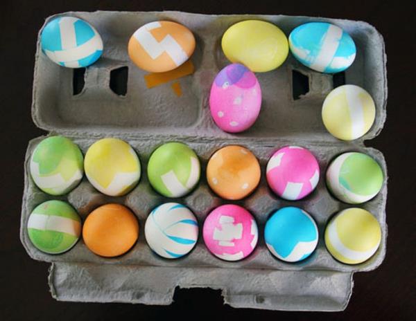 Πασχαλινά αυγά ζωγραφίζοντας αυγά Chevron
