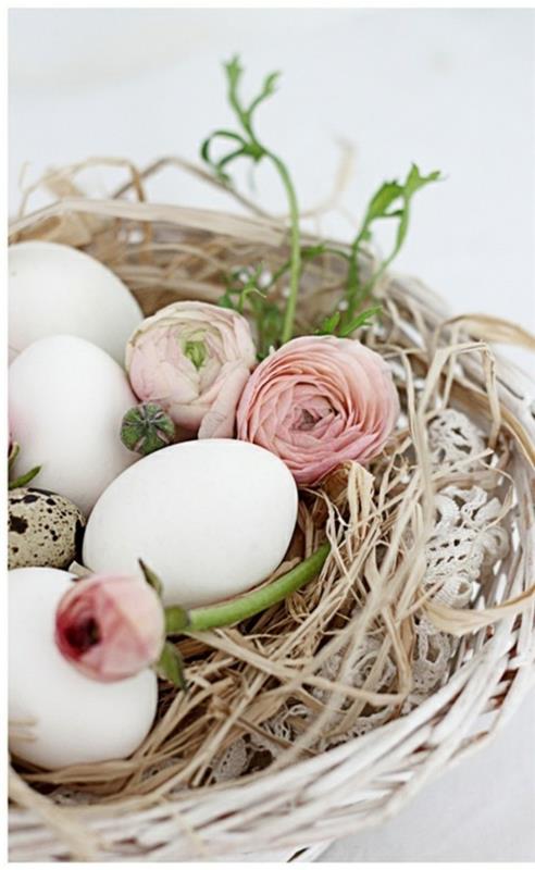 Πασχαλινά αυγά σχεδίασης χρώματα λευκά αυγά ψάθινα καλάθι ανοιξιάτικα λουλούδια