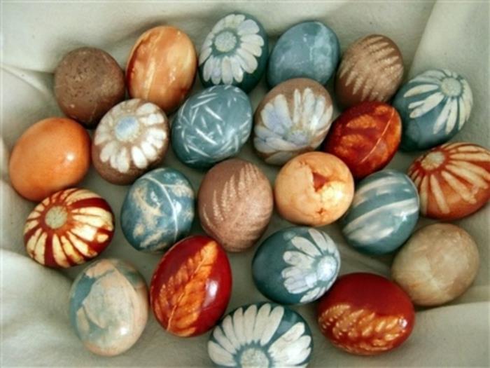 Πασχαλινά αυγά σχεδιασμό φυσικών υλικών χρώματα λουλούδια φύλλα