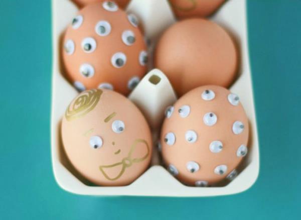δημιουργήστε πασχαλινά αυγά πασχαλινή διακόσμηση ιδέες μπαστούνι πλαστικά μάτια ζωγραφίζουν πρόσωπο