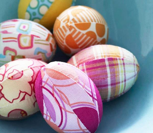 Πασχαλινά αυγά βάφουν πολύχρωμο ύφασμα