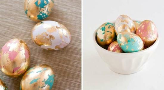 Πασχαλινά αυγά που μαρμαρώνουν χρυσές πινελιές